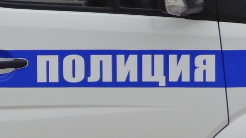 В Ельце полицейские установили подозреваемого в совершении открытого хищения ювелирных изделий из квартиры
